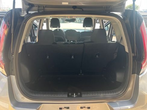 Used 2023 Kia Soul LX w/ LX Technology Package FWD image 11