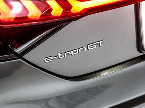 Used 2023 Audi e-tron GT Premium Plus image 10
