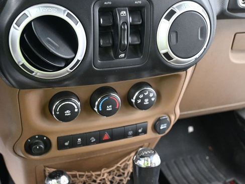 Used 2013 Jeep Wrangler Unlimited Sahara w/ Connectivity Group AWD/4WD image 10