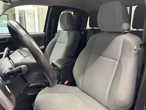 Used 2020 Toyota Tacoma SR5 AWD/4WD image 16