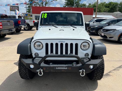 Used 2018 Jeep Wrangler Unlimited Rubicon w/ Max Tow Package AWD/4WD image 3