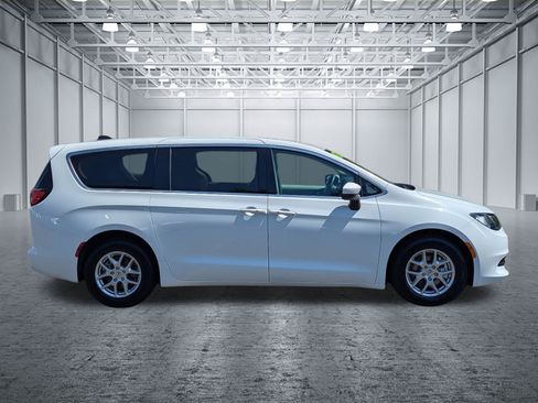 Used 2023 Chrysler Voyager LX FWD image 6