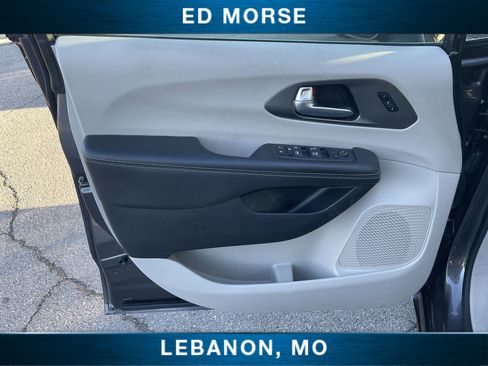 Used 2023 Chrysler Pacifica Touring-L image 21