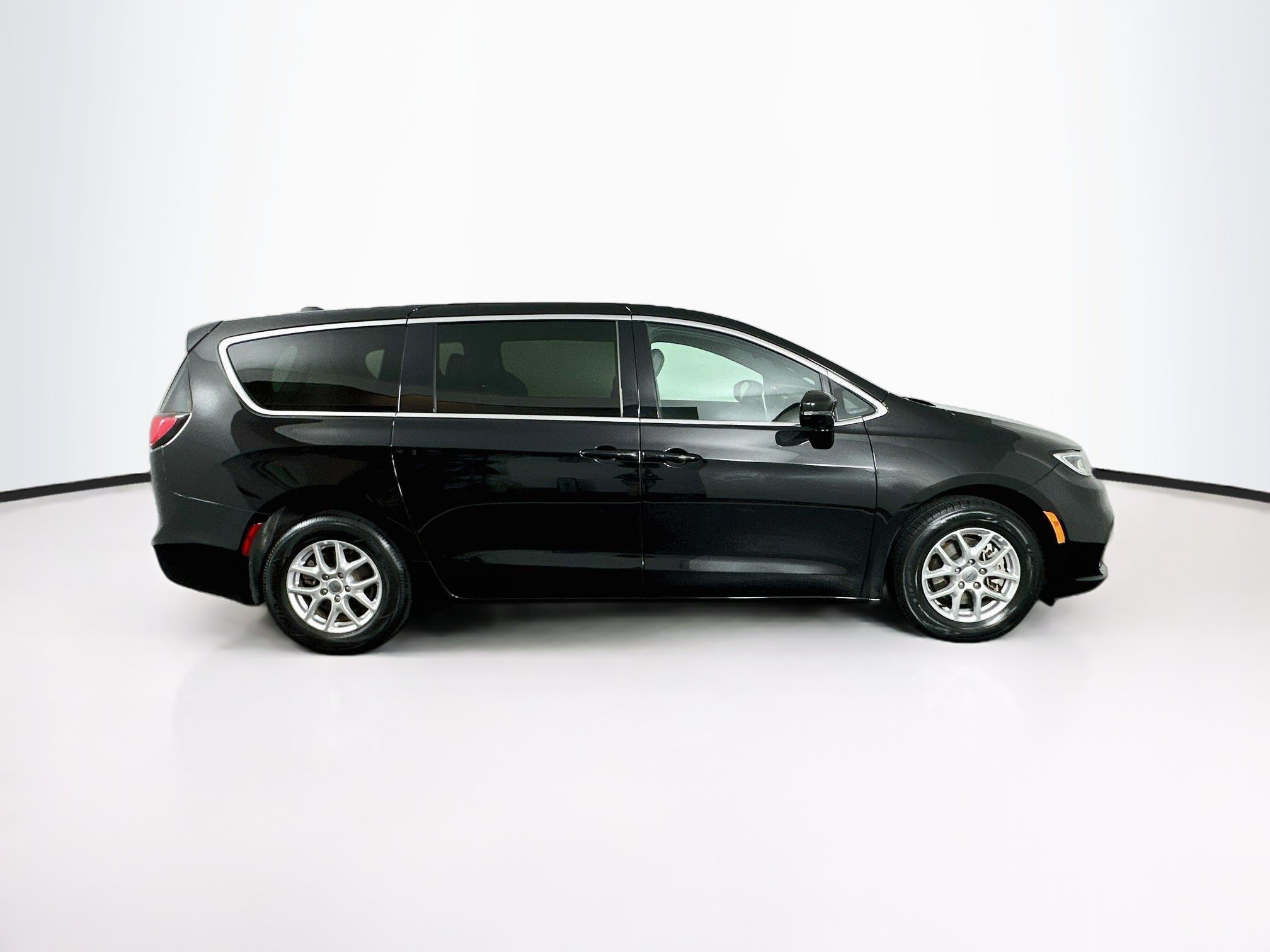 Used 2025 Chrysler Pacifica Select FWD image 10