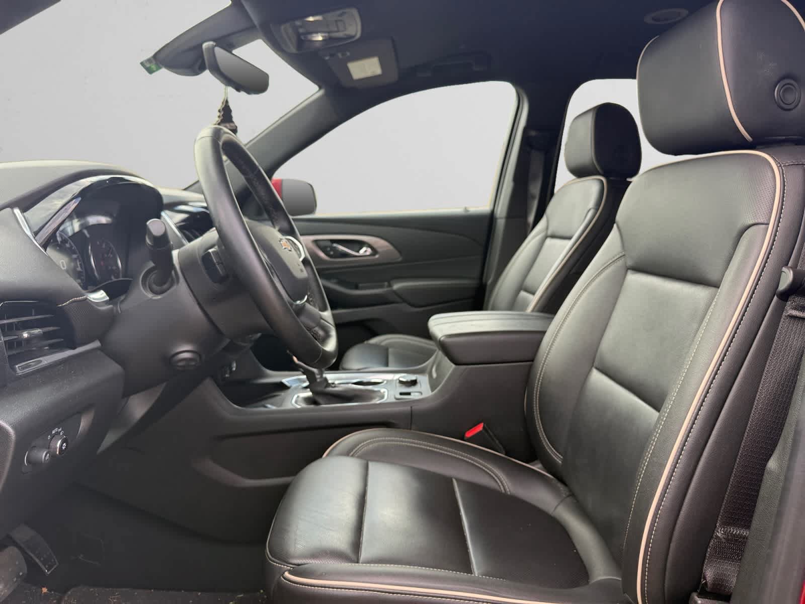 Used 2023 Chevrolet Traverse Premier FWD image 9