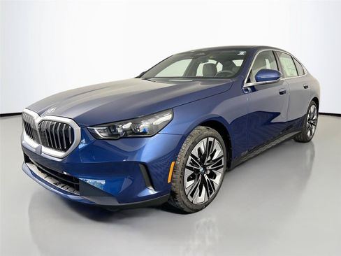 Used 2026 BMW 530i xDrive w/ Premium Package AWD/4WD image 2