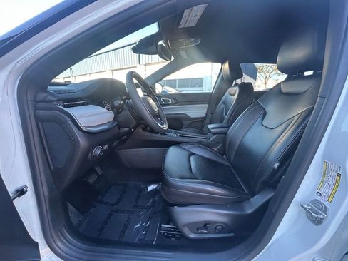 Used 2024 Jeep Compass Limited image 10