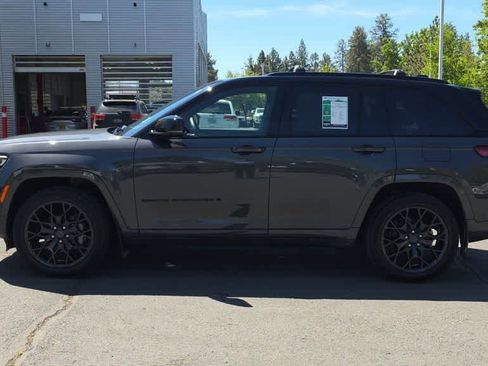 Used 2025 Jeep Grand Cherokee Summit w/ Obsidian Package AWD/4WD image 5