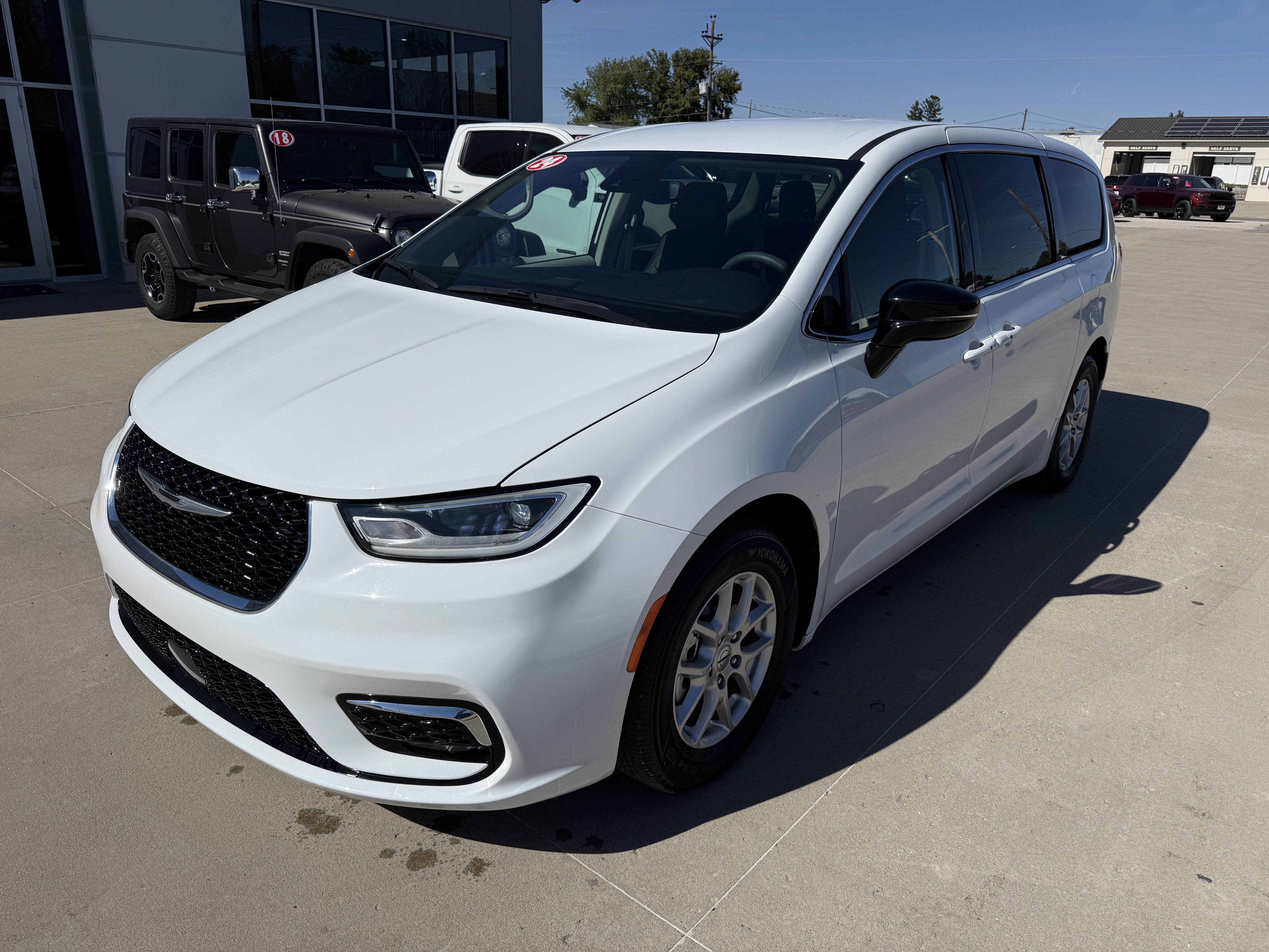 Used 2024 Chrysler Pacifica Touring-L FWD image 31