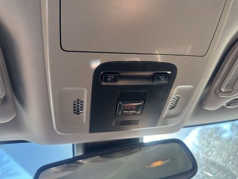 Certified 2019 Toyota Camry SE image 9