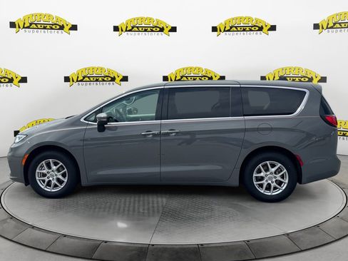 Used 2023 Chrysler Pacifica Touring-L FWD image 2