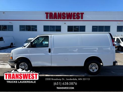 Used 2017 Chevrolet Express 3500 image 2