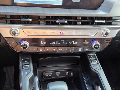 Used 2024 Kia Telluride EX w/ EX Captain's Chair Package AWD/4WD image 18