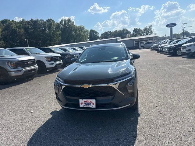 Used 2025 Chevrolet Trax LT FWD image 5