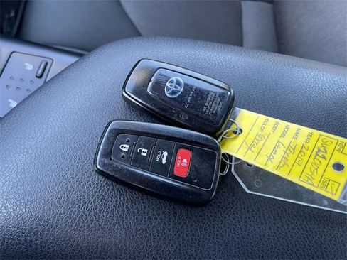 Used 2019 Toyota Camry LE image 30