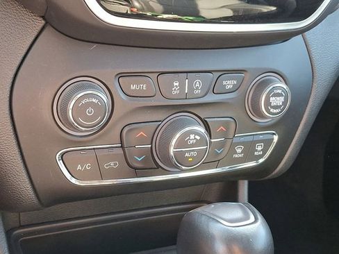 Used 2022 Jeep Cherokee Limited image 18