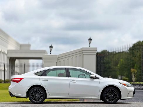 Used 2018 Toyota Avalon Touring FWD image 6