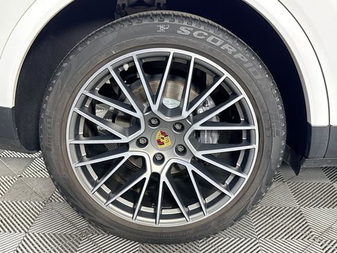 Used 2023 Porsche Cayenne Platinum Edition w/ Assistance Package AWD/4WD image 30