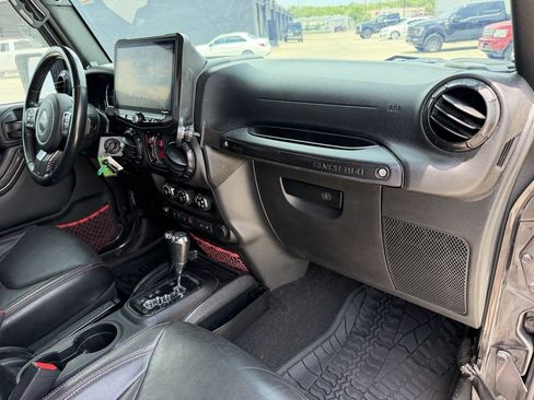 Used 2018 Jeep Wrangler Unlimited Rubicon AWD/4WD image 24