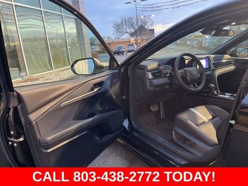 Used 2025 Toyota Camry SE image 4