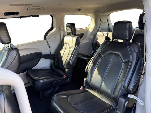 Used 2023 Chrysler Pacifica Touring-L image 11