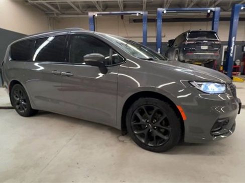 Used 2023 Chrysler Pacifica Touring-L w/ S Appearance Package image 2