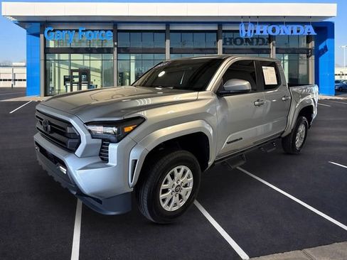 Used 2025 Toyota Tacoma SR5 AWD/4WD image 4