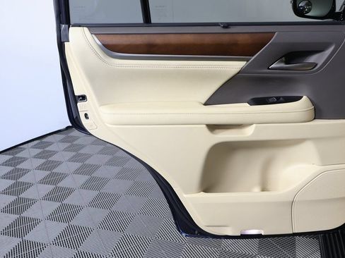 Used 2019 Lexus LX 570 4WD w/ Luxury Package image 13