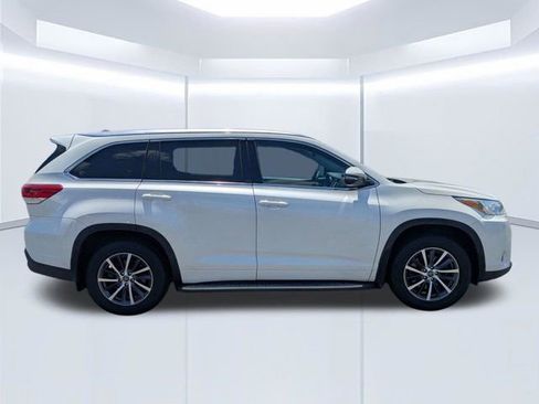 Used 2017 Toyota Highlander XLE AWD/4WD image 2