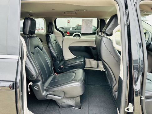 Used 2023 Chrysler Pacifica Touring-L FWD image 30