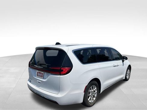 Used 2023 Chrysler Pacifica Touring-L FWD image 44
