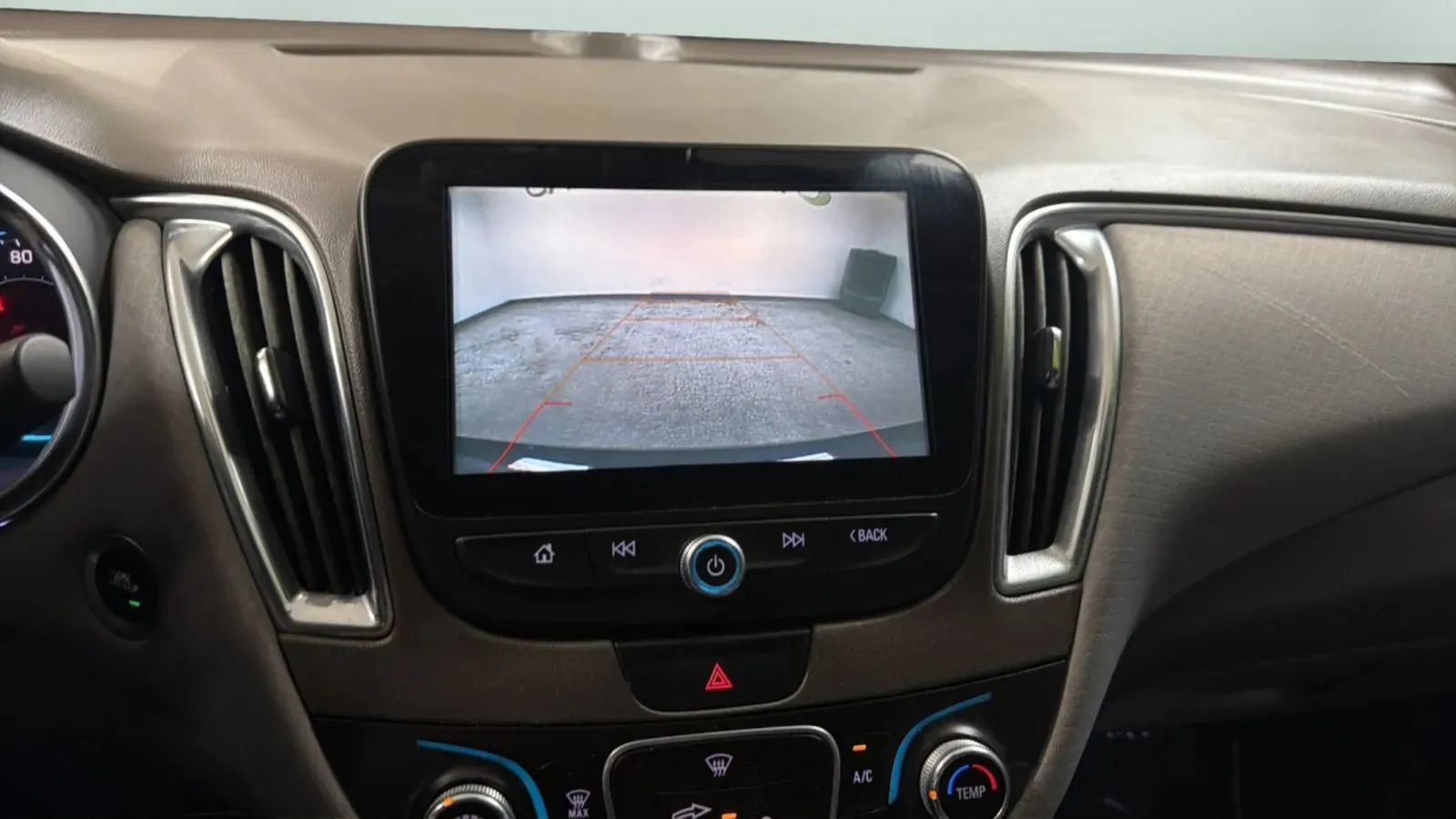 Used 2018 Chevrolet Malibu LT FWD image 14