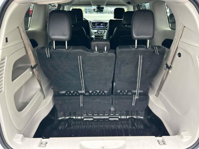 Used 2022 Chrysler Pacifica Touring-L FWD image 12