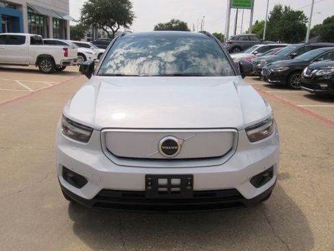 Used 2022 Volvo XC40 P8 Recharge Plus image 2