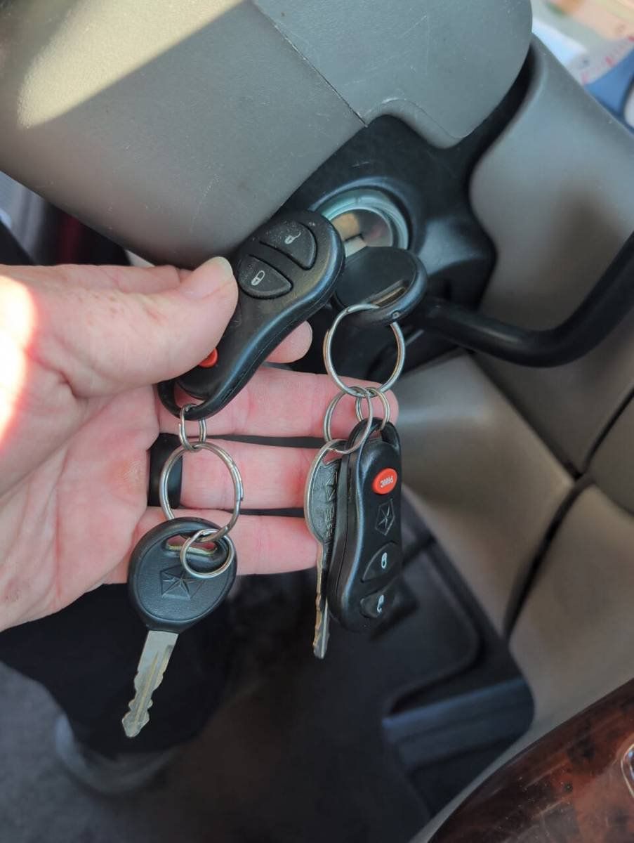 Used 1999 Chrysler Town & Country Limited FWD image 46