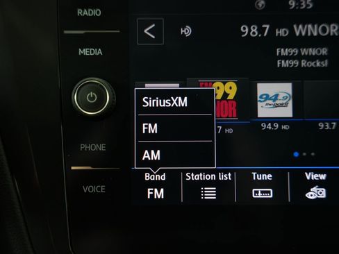 Used 2020 Volkswagen Tiguan SE image 25