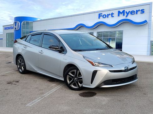Used 2019 Toyota Prius XLE w/ Phone Cable & Charge Package image 1