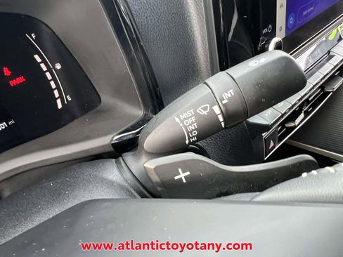 Used 2025 Toyota Camry SE image 28