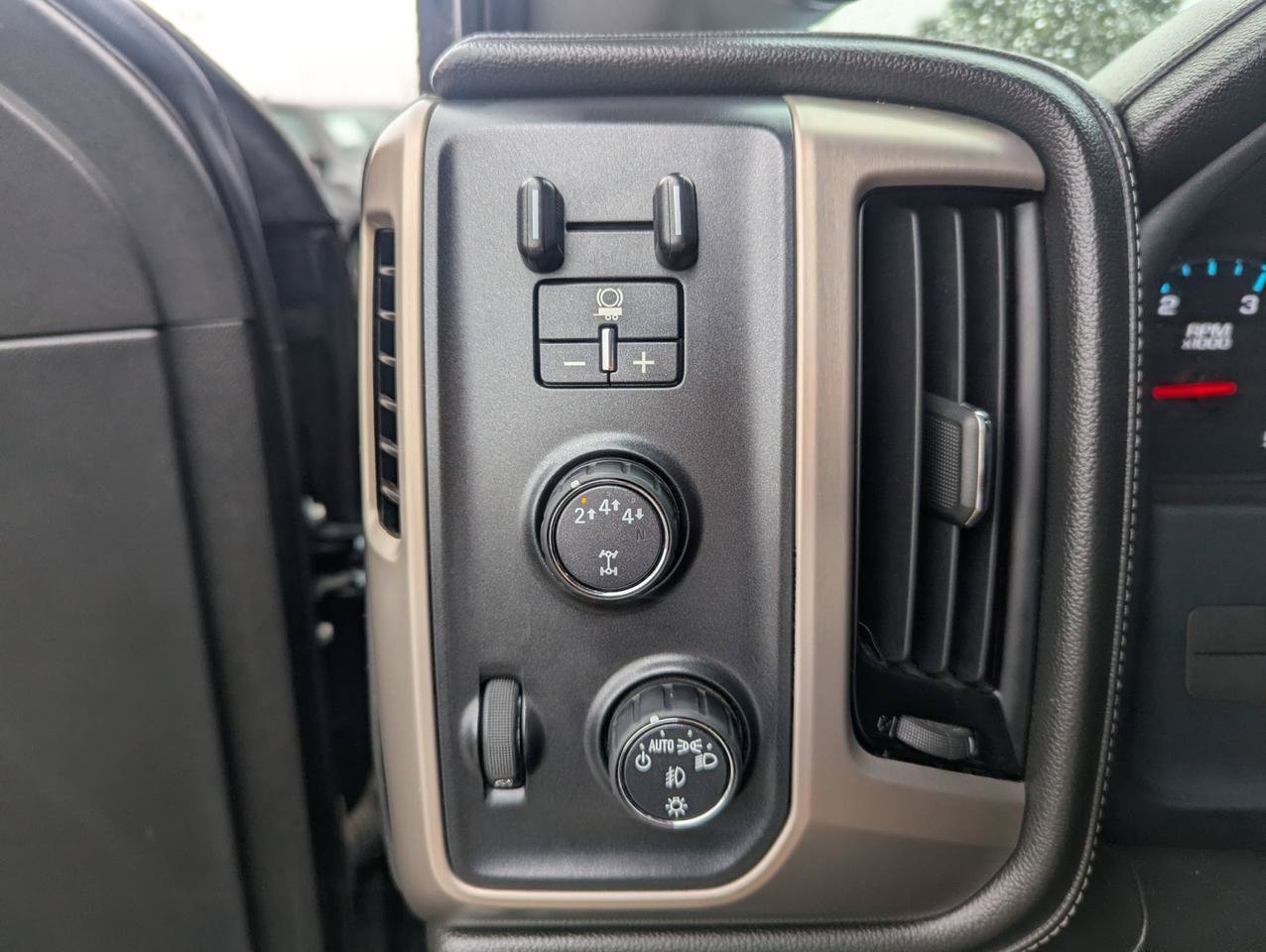 Used 2017 GMC Sierra 2500 Denali w/ Duramax Plus Package AWD/4WD image 16