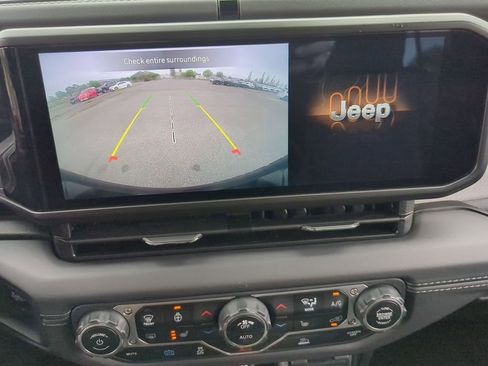 Used 2025 Jeep Wrangler Unlimited Sahara AWD/4WD image 16