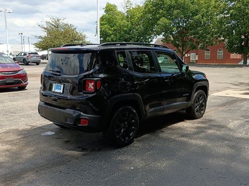 Used 2022 Jeep Renegade Altitude w/ Convenience Group AWD/4WD image 3