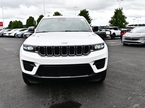 Used 2024 Jeep Grand Cherokee Laredo X AWD/4WD image 3