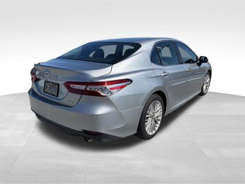 Used 2018 Toyota Camry XLE image 6