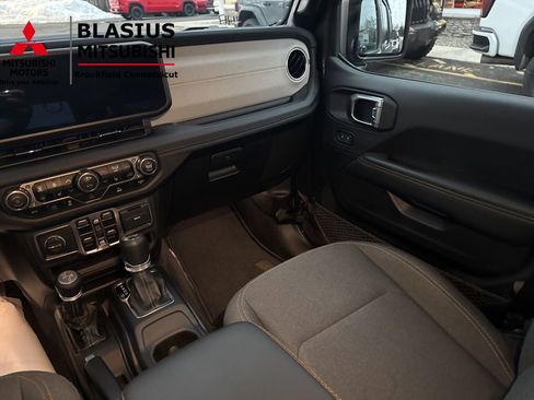 Used 2025 Jeep Wrangler Unlimited Sahara AWD/4WD image 20