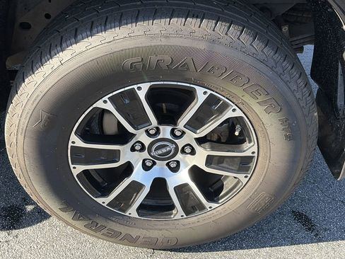 Used 2024 Nissan Titan SV w/ SV Convenience Package image 11