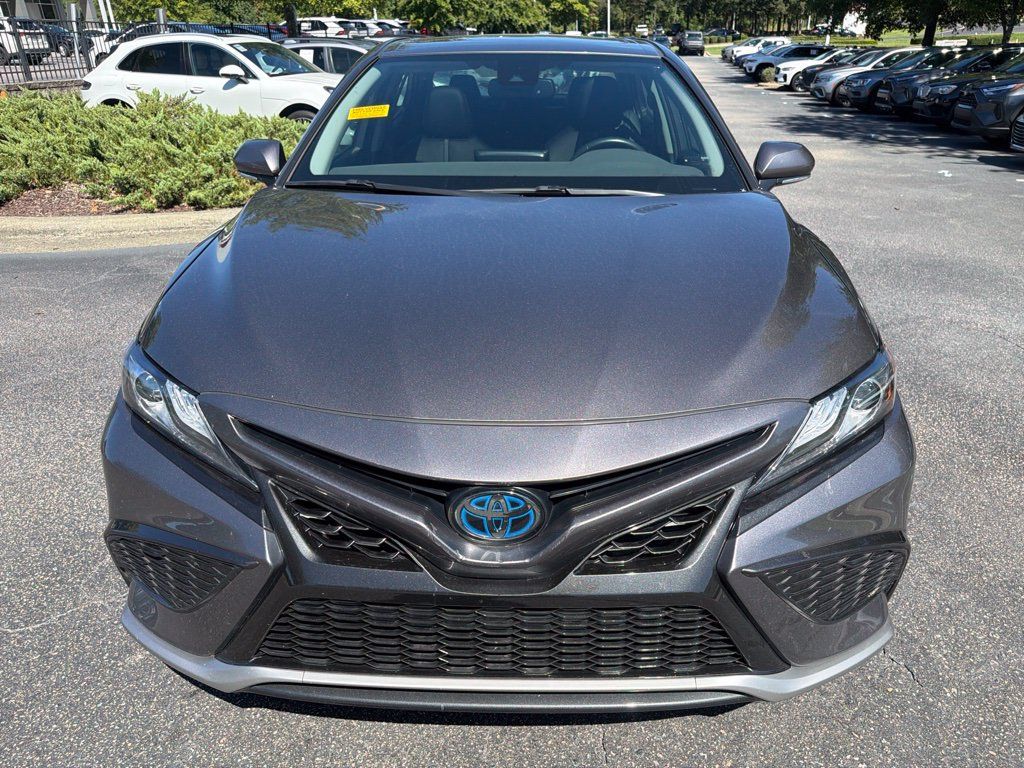 Used 2022 Toyota Camry XSE FWD image 3