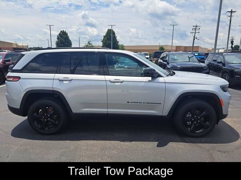 Used 2024 Jeep Grand Cherokee Altitude AWD/4WD image 2