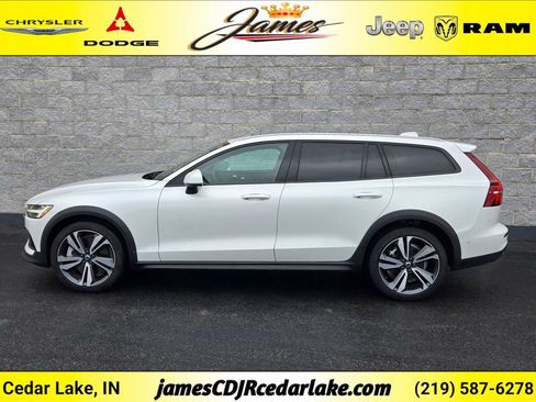 Used 2025 Volvo V60 B5 Cross Country Plus AWD/4WD image 2