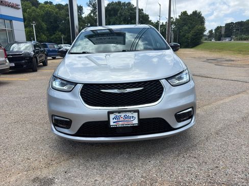 Used 2024 Chrysler Pacifica Touring-L FWD image 24