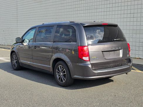 Used 2017 Dodge Grand Caravan SXT FWD image 5